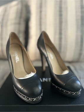 CHANEL Black Leather Chain-Trim Stiletto Pumps